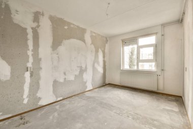 Duvarlarında beyaz boya olan boş bir oda ve içinde kimse durmuyor ya da birinin evi.