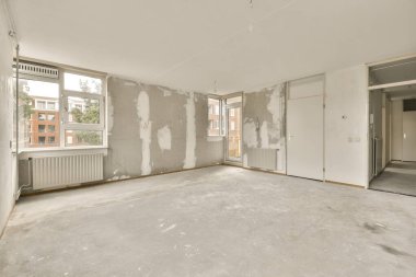 Beyaz duvarları olan boş bir oda. Odada kimse yok. Ya da diğer tarafta biri var.