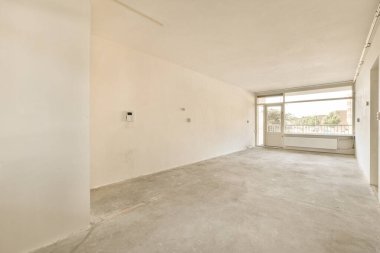 Beyaz duvarları olan boş bir oda ve hiç kimse köşede durup pencereden manzaraya bakmıyor.