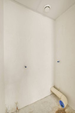 Duş odasına yenilenmiş ve yenileme için hazır bir banyo.