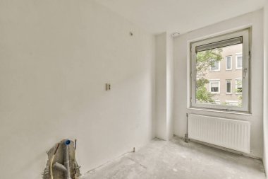 Tadilat yapılan ve daha çok apartman dairesi gibi görünmesi için yenilenmeye hazır bir oda.