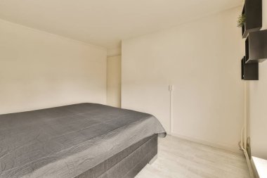 Yatak odası, televizyon ve düz ekran. Köşedeki odanın duvarına monte edilmiş.