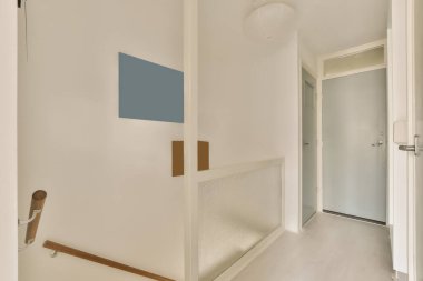 Beyaz duvarları ve duvarları olan boş bir oda. Köşesinde bir kapı var.