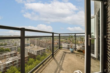 Penceresinden şehir manzaralı bir balkon caddeye ve binalara şarkı söylüyor.