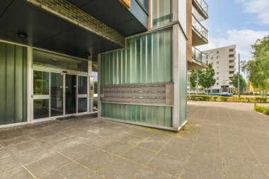 Yol kenarındaki bir binanın önünde boş bir park alanı tahrip edilmiş.