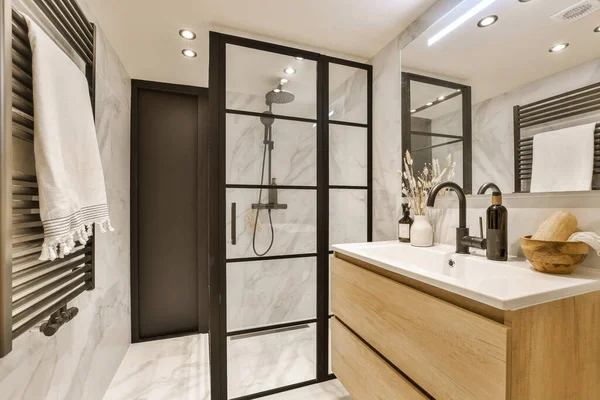 Een Moderne Badkamer Met Witte Marmeren Muren Zwart Ingelijste Spiegels Stockfoto