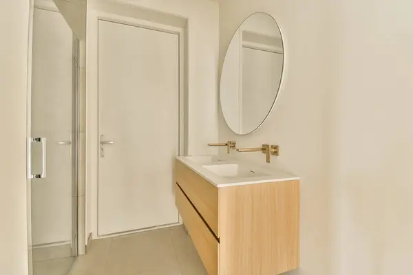 Een Badkamer Met Wastafel Spiegel Douchecabine Voor Deur Die Aan Stockfoto
