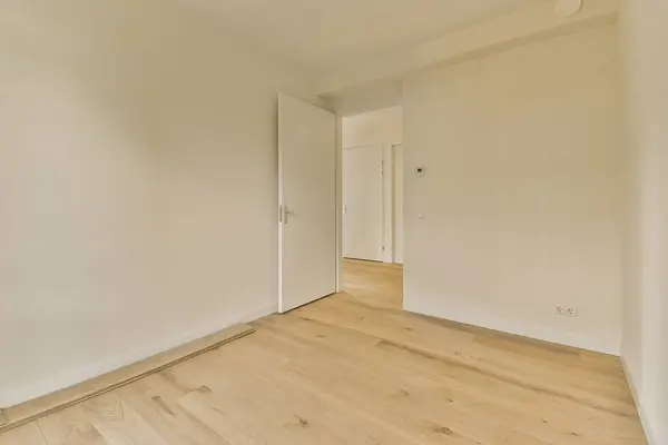 Een Lege Kamer Met Witte Muren Houten Vloeren Aan Rechterkant Stockfoto