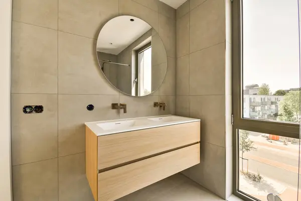 Een Badkamer Met Een Grote Spiegel Boven Wastafel Ijdelheid Voor Rechtenvrije Stockafbeeldingen