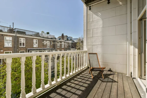 Een Balkon Met Witte Leuningen Groene Planten Balknotn London Flatgebouw — Stockfoto