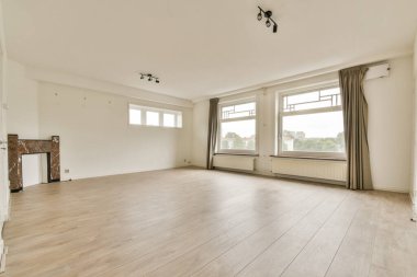 Geniş pencereli parlak ve boş bir oda yeterli güneş ışığına sahip, kişisel özelleştirme veya iç tasarım projeleri için mükemmel.