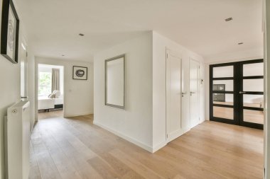 Parlak ve ferah bir iç koridor. Temiz çizgiler, minimalist tasarım ve zarafetini artıran modern dekorlar..