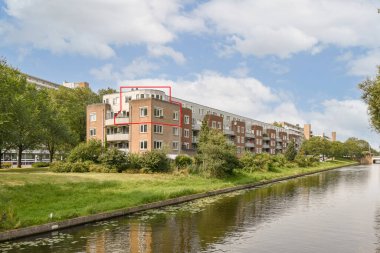 Çağdaş konut mimarisi yeşillikle sınırlıdır ve sakin bir su kanalı sakin bir kentsel çevre yaratır.