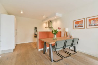 Zarif bir tasarım, fonksiyonel bir düzen ve sadelik ve zarafet saçan minimalist bir dekora sahip modern ve şık bir mutfak..