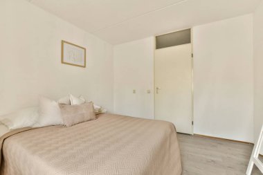 Yumuşak bir renk paleti, basit bir dekor ve doğal ışık içeren sakin ve minimalist bir yatak odası. Tasarım, modern bir mekanda rahatlık ve sükuneti vurguluyor..