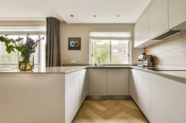 Parlak ve şık mutfak, gösterişli dolaplar, fonksiyonel bir düzen ve genel estetiği geliştiren çağdaş dekorlar..