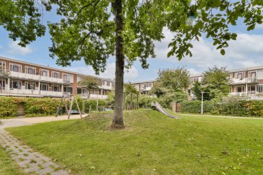 Oyun parkı, yemyeşil çimenler ve konut binalarıyla çevrili, boş zaman aktiviteleri ve toplantılar için mükemmel bir parktır..