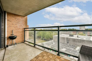 Gösterişli bir tasarımı olan balkon, kentsel yeşillik ve binaların çarpıcı manzarasını sunuyor. Açık havada rahatlamak ve şehir hayatının tadını çıkarmak için mükemmel..