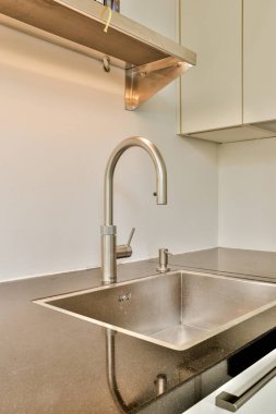 Zarif ve çağdaş mutfak lavabosu. Parlak bir tasarımı var. Minimalist bir tezgahla eşleştirilmiş. İşlevselliği ve estetiği geliştirmek isteyen modern evler için ideal..