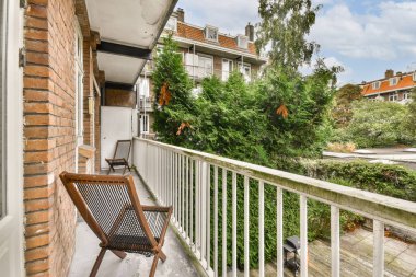Büyüleyici bir balkon sahnesi, modern mimariyi gözler önüne seriyor. Yeşillik, şık oturma yerleri, rahatlama ve açık havada yaşam için ideal..