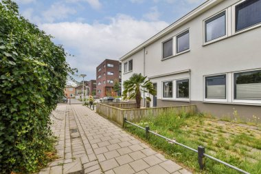 Bereketli yeşillik ve çağdaş mimari ile sınırlandırılmış kentsel yaşamın resmedildiği modern yerleşim alanının huzurlu bir görüntüsü..