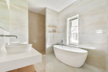 Zarif modern banyo sergilenen serbest bir küvet, gösterişli bir kabin, ve sıcak aydınlatma, rahatlatıcı bir atmosfer yaratıyor. Çağdaş ev dekorasyonu için mükemmel..