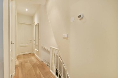 Zarif tasarım özellikleri, ahşap döşemeler ve parlak ışıklandırma, çağdaş bir evde misafirperver bir atmosfer yaratıyor..