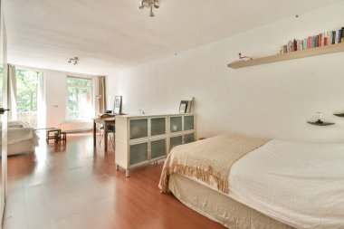 Ahşap zeminler, geniş pencereler ve modern mobilyalar ile parlak ve ferah iç mekan rahatlama ve sosyalleşme için rahat bir ortam yaratıyor..