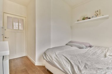 Huzurlu bir yatak odası yumuşak çarşaflı rahat bir yatak odası, minimalist bir dekor, ve sıcak bir açık renk paleti, dinlenmek ve dinlenmek için mükemmel..