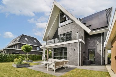 Bu çağdaş ev, gösterişli mimari, güneş panelleri ve huzurlu bir ortamda sürdürülebilir yaşam sunan, güzel manzaralı bir bahçe içerir..