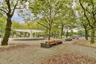 Bereketli yeşillik ve dinlenmek için titizlikle yerleştirilmiş banklarla çevrili eşsiz mimari elementlerin yer aldığı sakin bir park..