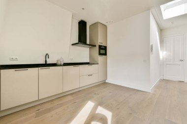 Pürüzsüz ve çağdaş bir mutfak, temiz hatlar, minimalist dolaplar, ve parlak açık bir alan, modern yaşam ve yemek için mükemmel..