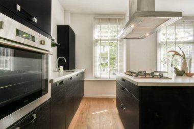 Şık bir mutfak, parlak doğal ışıklandırma ve estetik ile işlevselliği birleştiren zarif bir tasarım..