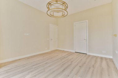 Ahşap döşeme ve minimalist tasarım içeren temiz ve ferah bir iç mekan, çeşitli dekorlar ve dekorlar için idealdir. Doğal ışık, sakin atmosferi güçlendirir..