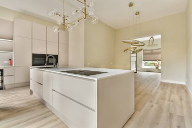 Zarif ve şık bir modern mutfak. Minimalist dolaplar, zarif ışıklandırma ve estetik ile işlevselliği harmanlayan açık bir düzen..