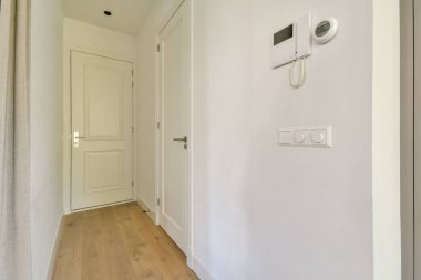 Gösterişli ve modern bir koridor. Minimalist tasarım elementleri, temiz çizgiler ve doğal ışık kaynaklı parlak bir atmosfer sergiliyor..
