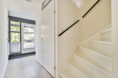 Parlak ve davetkar bir iç mekan. Parlak bir merdiven ve geniş pencereler var. Doğal ışığın içeri akmasını sağlıyor..