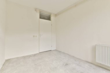 Açık renkli duvarları ve basit bir tasarımı olan parlak minimalist bir iç mekan. Oda bir kapı ve radyatör içeriyor, modern ama az tanımlanmış bir estetiği sergiliyor..
