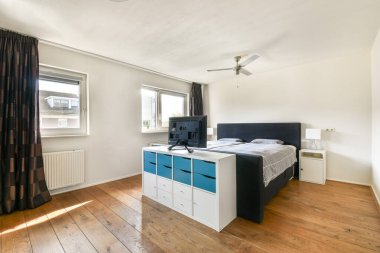 Parlak bir tasarımı, doğal ışıklandırması ve minimalist mobilya unsurları olan çağdaş bir yatak odası. Düzen, rahatlamak için basitliği ve rahatlığı vurgular..