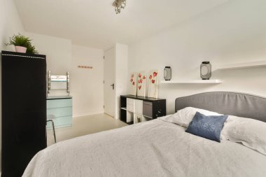 Minimalist tasarım elementleri, yumuşak dokular ve rahatlatıcı bir renk paleti içeren sakin ve modern bir yatak odası. Rahatlama ve rahatlama için ideal..