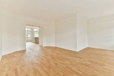 Parlak ve havadar bir iç mekan ahşap zemin ve geniş pencereler sergiliyor. Çağdaş bir ev ya da ofis kurmak için mükemmel..