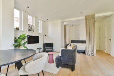 Rahat ve rahat bir yaşam alanı, rahat bir tema, bitkiler ve minimalist mobilyalar içeren sakin ve şık bir iç mekan..