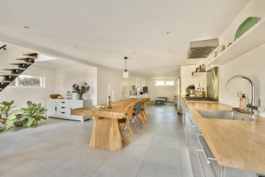 Modern mutfak vitrinlerinin zarif tasarımı, doğal ahşap aksanlar, açık alan ve yeşillik, işlevsellik ve estetiğin bir karışımını vurguluyor.