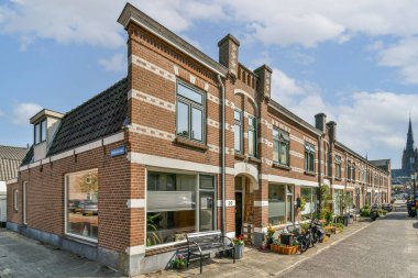 Modern pencereli ve canlı çiçekli geleneksel Hollanda binalarının sergilendiği pitoresk bir cadde, şehrin kalbinde davetkar bir atmosfer yaratıyor..