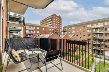 Modern apartmanlara bakan şık bir balkon ve canlı bir avlu, kentsel yaşam ve tasarım estetiğini gözler önüne seriyor..