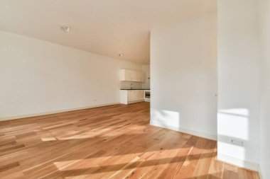 Ahşap döşeme, minimalist tasarım ve çeşitli kullanım ve dekorasyon tarzları için uygun geniş doğal ışık içeren parlak ve havadar iç mekan..