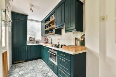 Gösterişli dolaplar, açık raflar, modern aletler ve desenli döşemeler içeren şık bir mutfak. Geniş bir depolama ve işlevselliği olan parlak ve davetkar bir mutfak alanı..