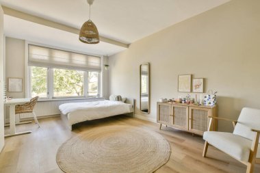 Parlak ve havadar bir yatak odası, rahat bir yatak odası, büyük pencerelerden gelen doğal ışık, ve sakin bir atmosfer için minimalist dekor..