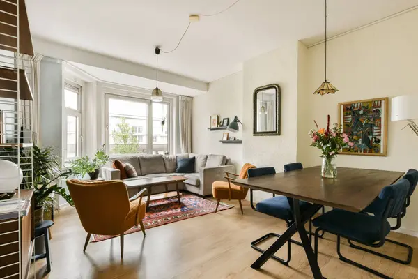 Zarif mobilyaların, canlı bitkilerin sergilendiği modern bir oturma odası, ve rahat bir atmosfer, rahatlama ve sosyal toplantılar için mükemmel..