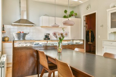 Zarif bir mutfak, zarif bir yemek masası ve bolca ışıklandırma, aile toplantıları ya da mutfak yaratıcılığı için mükemmel..